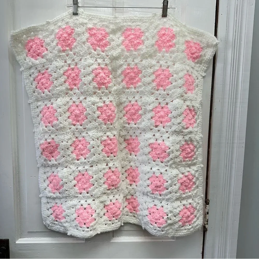 granny square baby‎ lap blanket white and pink. 28 x 28 blanket